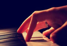 这什么手法？约基奇再次命中后场压哨三分 本赛季之前还有个更远的.